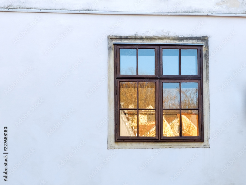 altes fenster mit spiegelung altes fenster mit spiegelung