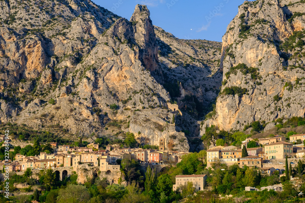Vue panoramique sur le village de Moustiers Sainte-Marie. Alpes de Haute Provence, France.	
