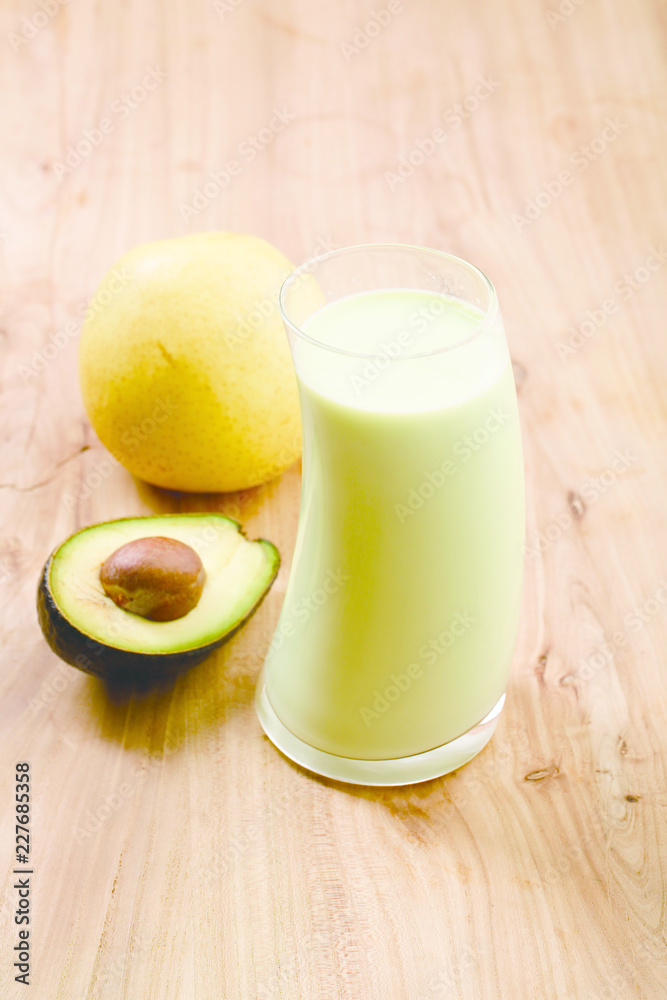 Avocado snow pear juice