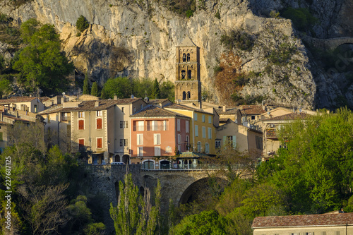 Obraz na płótnie Vue panoramique sur le village de Moustiers-Sainte-Marie. Provence, France. w salonie