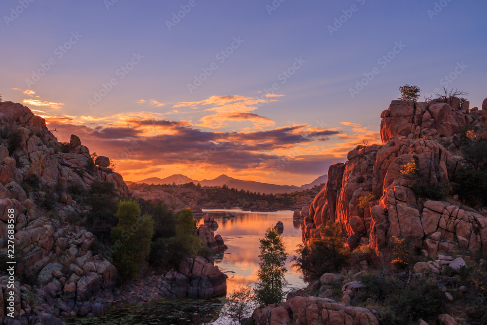 Obraz premium Odbicie słońca w Watson Lake Prescott Arizona