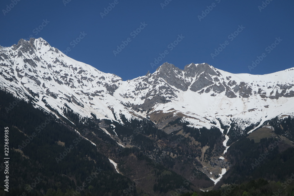 Blick von Innsbruck Ende April auf verschneite Berggipfel
