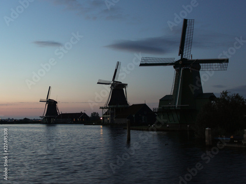 Mulini a vento olandesi al tramonto