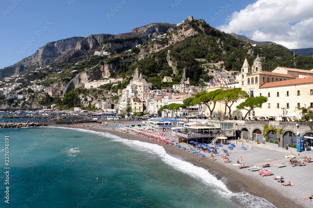Blick über das Mittelmeer und den Strand von Amalfi (Italien)