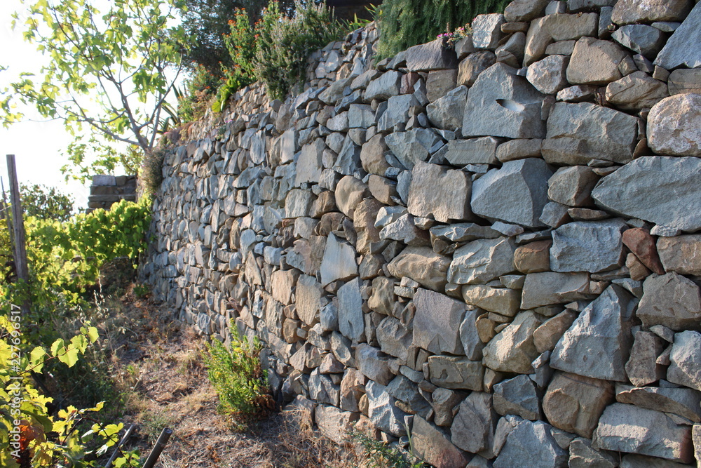 Muro di contenimento in pietra per terrazzamenti