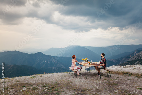 Canvas Print Romantic dinner of young couple on mountain top