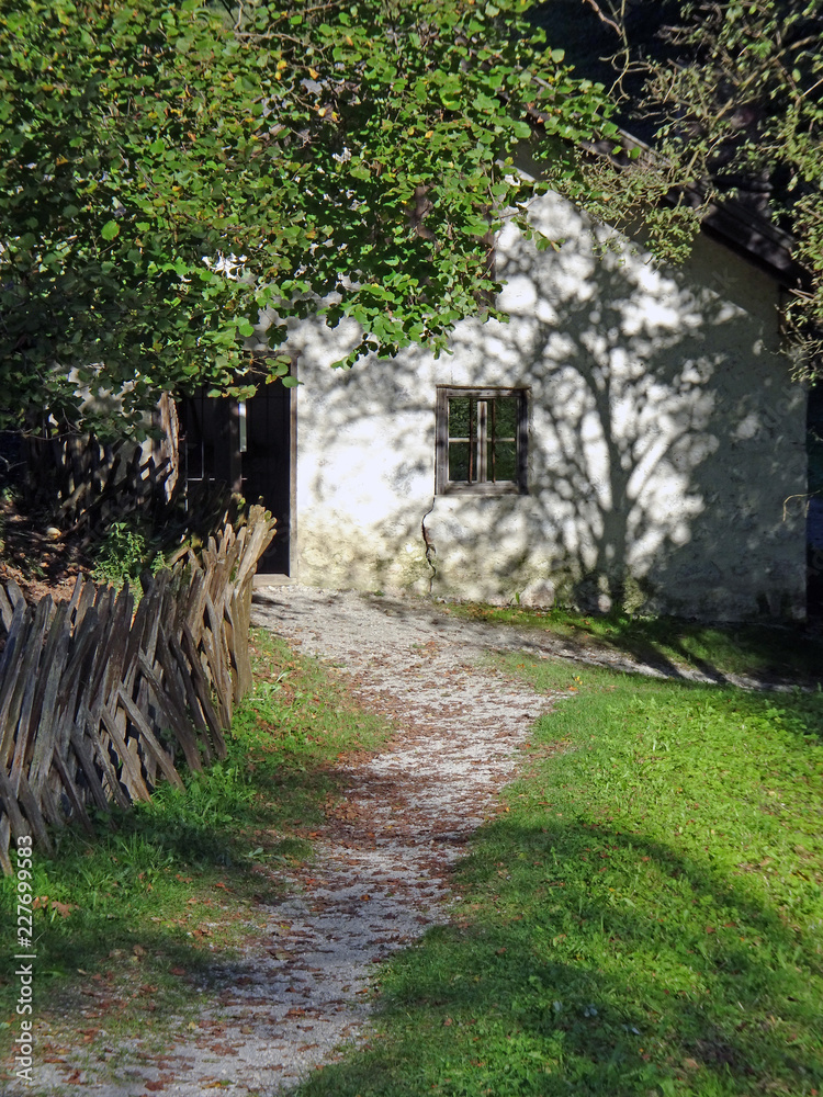 das versteckte, uralte Häuschen - the hidden, age-old cottage
