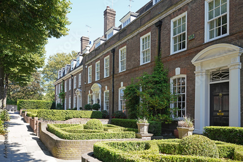 Canvas Print London/UK - August 2018: A premier street in Kensington, a terrace of multimillion pound luxurious villas with landscaped front gardens