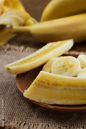 Cut lengthwise and crosswise ripe banana, peeled.