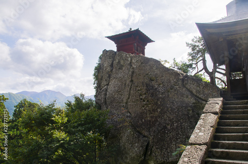 山の岸壁