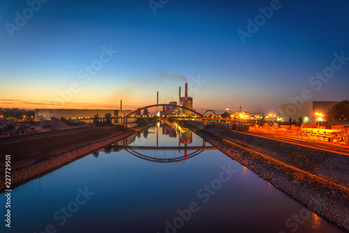Großkraftwerk Mannheim blaue Stunde, Kohlekraftwerk Industrie Sonnenuntergang