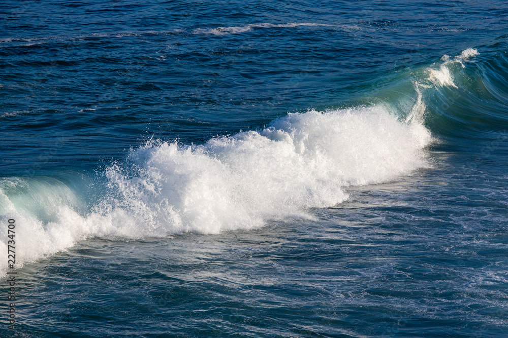 Obraz premium Shallow wave breaking on the beach shore.