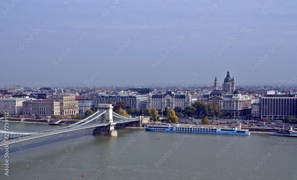 Puente de las cadenas, basílica y río Danubio en Budapest.