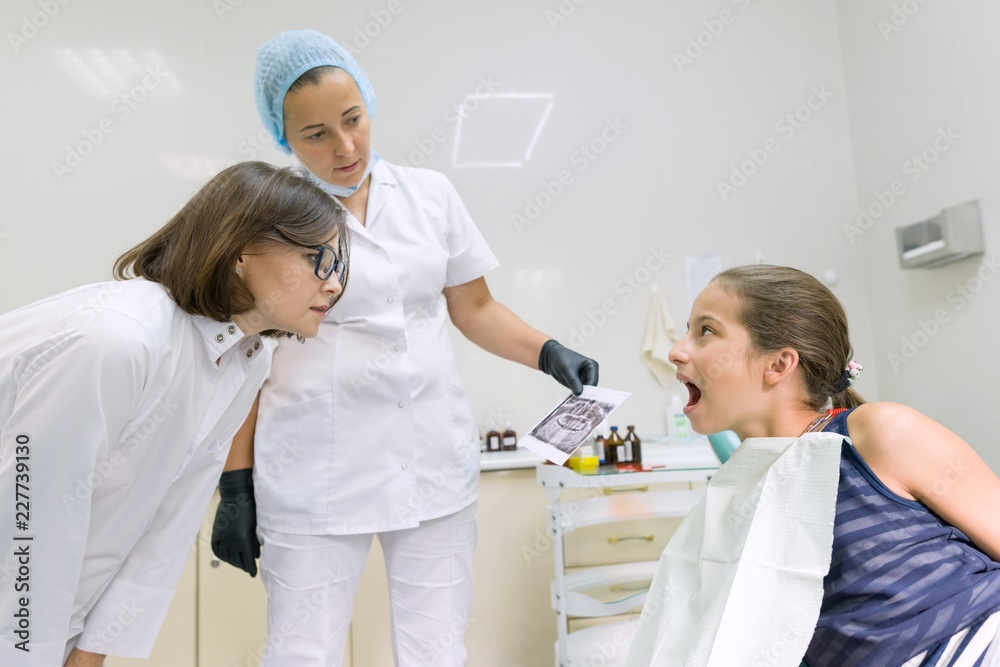 Obraz premium Młody pacjent w fotelu dentystycznym. Koncepcja medycyny, stomatologii i opieki zdrowotnej