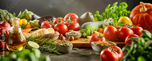 Obraz na plátně Side view of cutting board covered by food