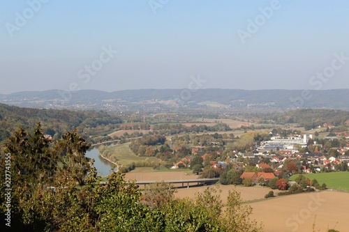 Weiter Blick auf die Stadt Vlotho (Kreis Herford, Nordrhein-Westfalen), die Weser und im Hintergrund das Wiehengebirge