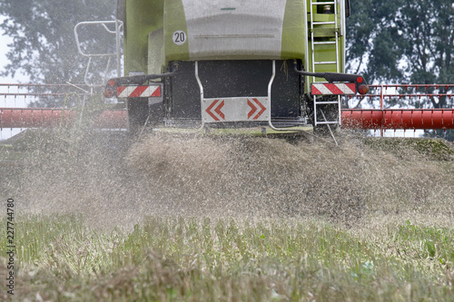 Mähdrescher im Einsatz photo