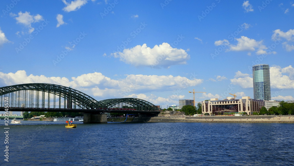 Naklejka premium Rhein bei Köln mit Hohenzollernbrücke und Aussichtsturm Triangle vor malerischem Himmel