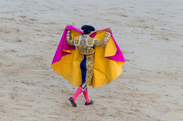 Poster Stierenvechten Torero heft zijn capote omhoog  © Alfonsodetomas