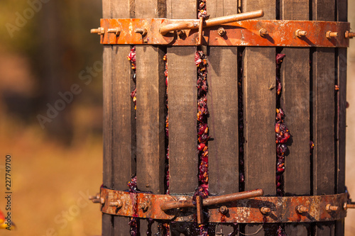 Tableau sur toile grape press machine wooden barrel