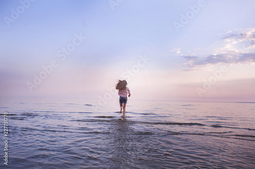 A young girl runs to the sunset ©  Даниил Дудник