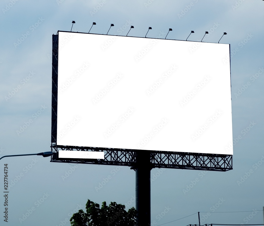 Obraz premium Blank billboard on blue sky background for new advertisement