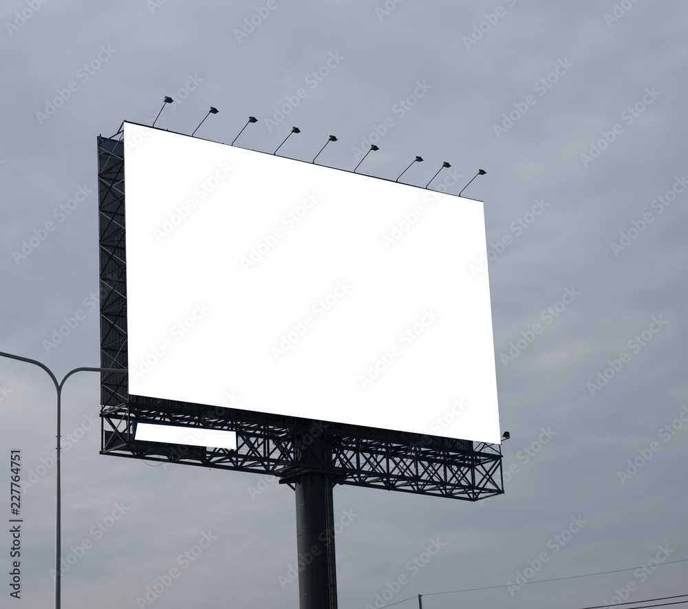 Obraz premium Blank billboard on blue sky background for new advertisement