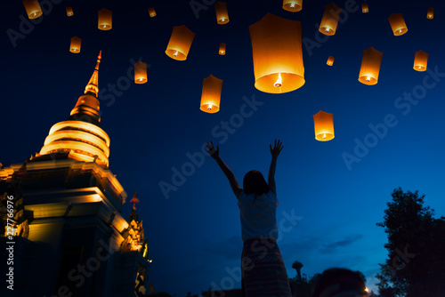Fényképezés People floating lamp in Yi Peng festival in Chiangmai Thailand