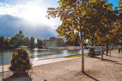 Fototapeta Naklejka Na Ścianę i Meble -   Lake view in the city park