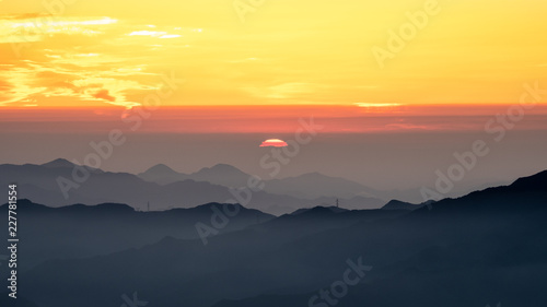 山からの日の出
