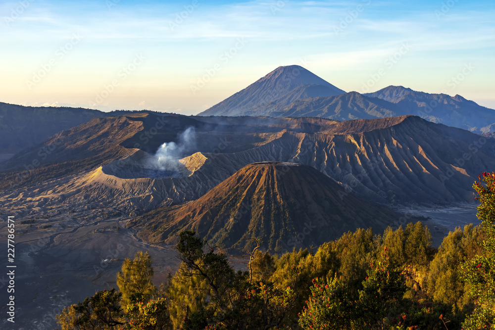 Fototapeta premium Majestatyczny widok góry przy Bromo Tengger Semeru parkiem narodowym w ranku Ja lokalizuje w Wschodnim Jawa, Indonezja wschód Malang i południowi wschody Surabaya kapitał Wschodni Jawa.