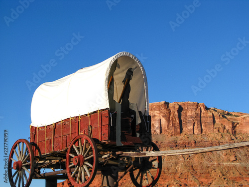 Bilde på lerret Covered Wagon Display in Southwest Mountains