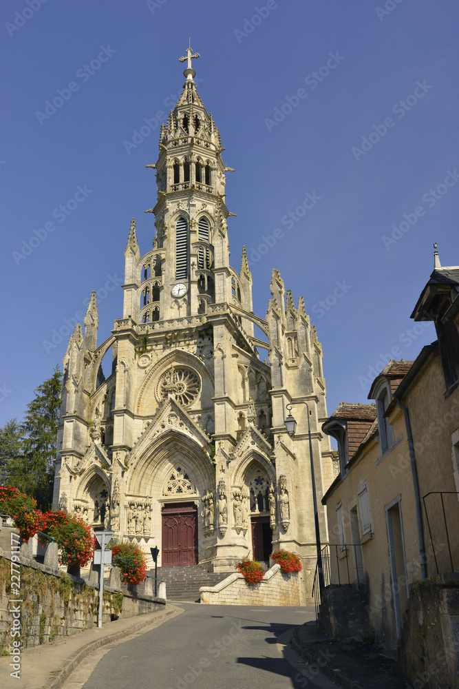 En route vers la Basilique Notre-Dame-des-Enfants à Chateauneuf-sur-Cher (18190), département du Cher en région Centre-Val de Loire, France