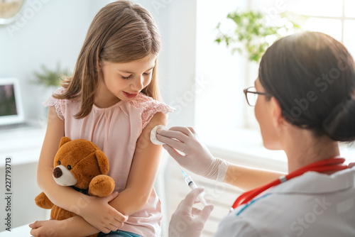 vaccination to child photo