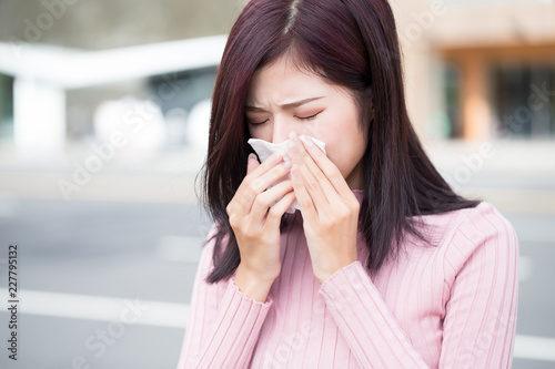 woman feel sneezing