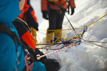 Canvas schilderij Alpinisme Valbeveiliging van klimmers op berghelling  © esalienko