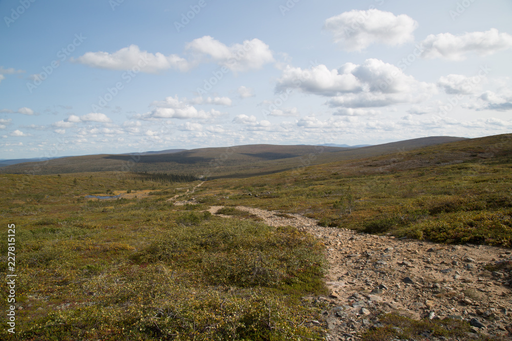 Descent from the Kiilopää direction east into the national park