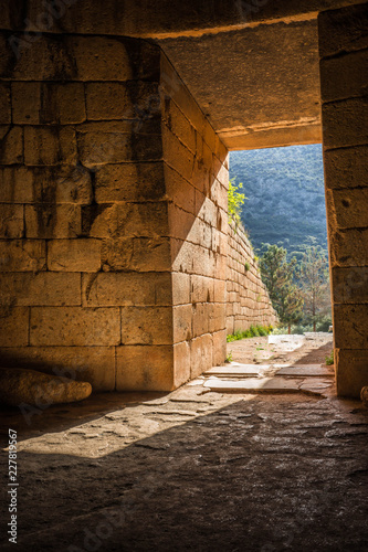 Foto Ruins of ancient Greek tomb in Mycenae on Peloponnese, Greece