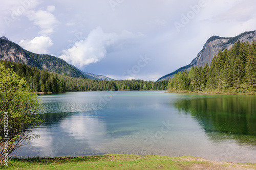 Blick auf glasklaren Tovelsee Naturpark Impressionen Italien Lago di Tovel