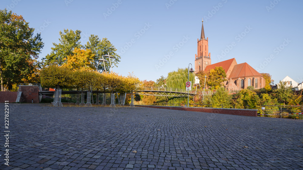 Fototapeta premium Sankt-Marien-Andreas-Kirche im alten Hafen der Stadt Rathenow im Havelland
