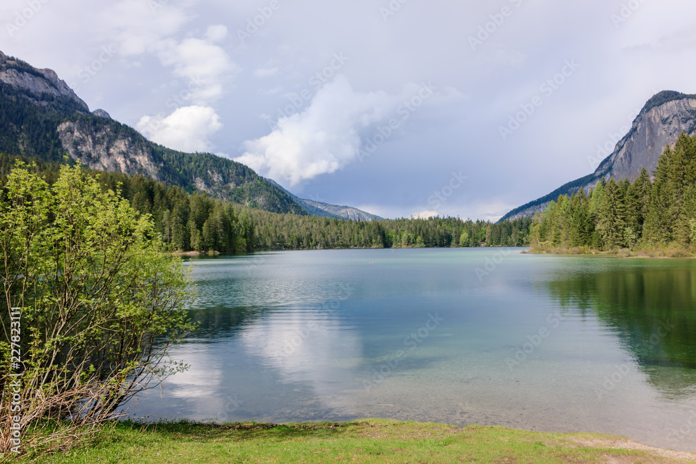 Blick auf glasklaren Tovelsee Naturpark Impressionen Italien Lago di Tovel