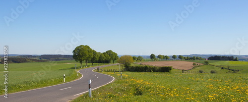 Kronkelige weg door de heuvels met een blauwe lucht