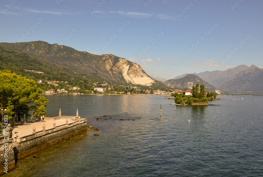 Panorama del Lago Maggiore con l'Isola dei Pescatori e le montagne sullo sfondo in estate, Isola Bella, Stresa, Piemonte, Italia