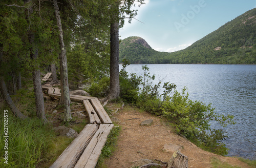 Schilderij op canvas Wooden boardwalk in Jordan Pond,  bubble mountains in background