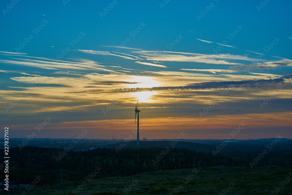 Obraz premium Blick auf Halde Hoppenbruch mit Windrad im Abendlicht
