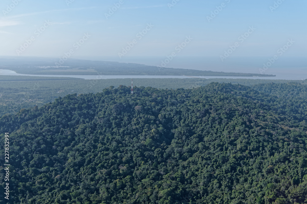 Fototapeta premium Vue aérienne du Mont Grand Matoury et rivière Cayenne, Guyane française