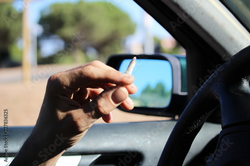 Fumer au volant photo