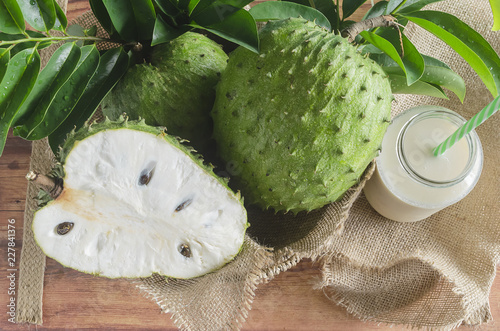 Tableau sur toile Soursop (also graviola, guyabano, and in Latin America, guanábana) is the fruit