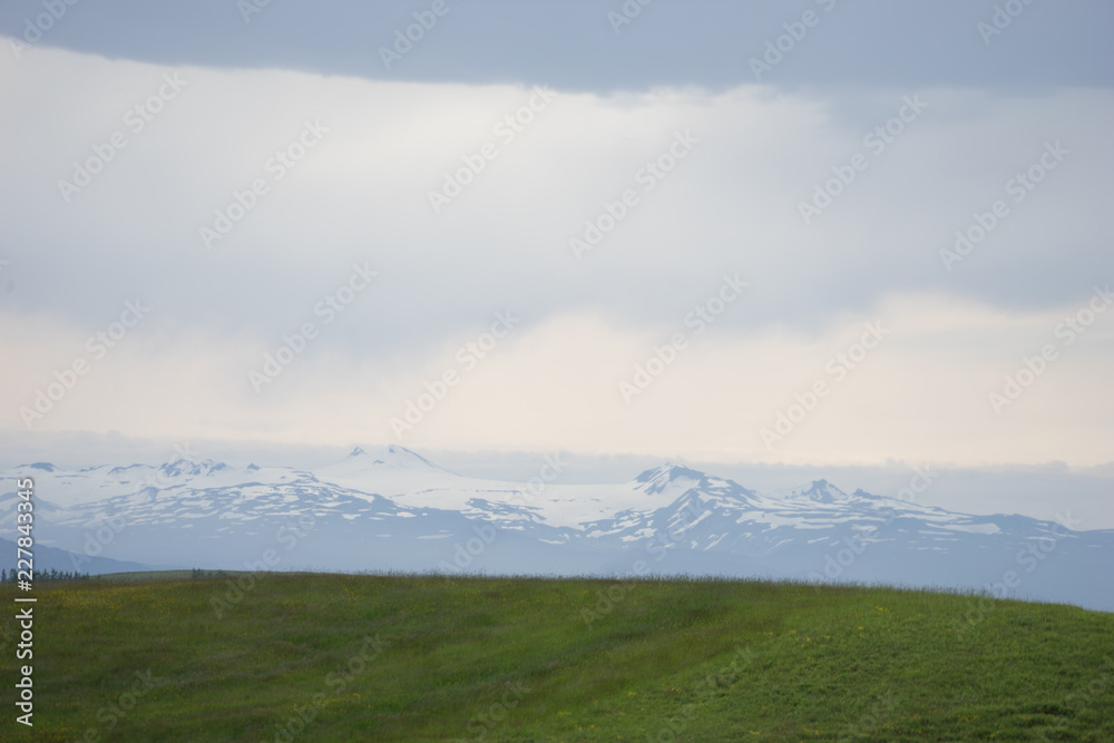 Fototapeta premium Krajobraz górski w drodze na islandzkie wyżyny (Landmannalaugar, Þórsmörk) / Południowa Islandia