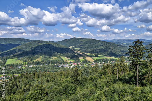 Fototapeta Naklejka Na Ścianę i Meble -  Widok na Beskid Śląski z Drogi na Czantorię w Beskidach